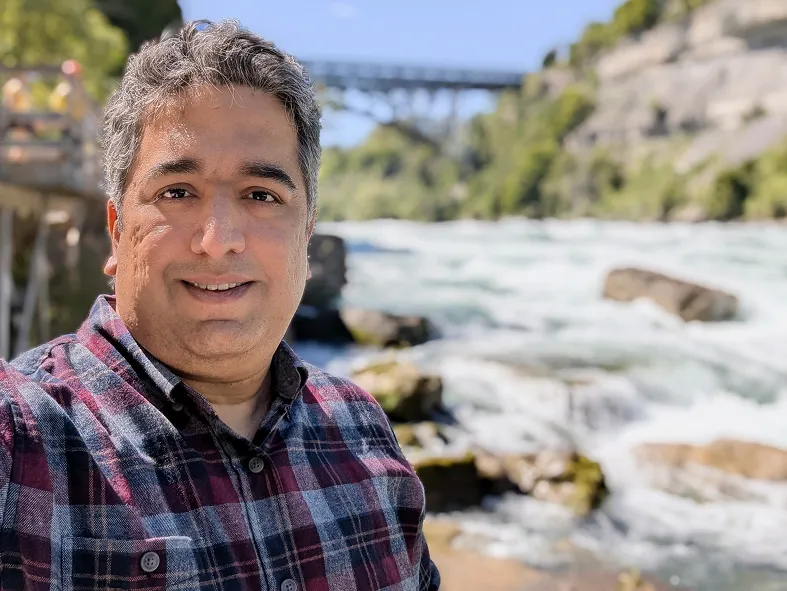 Shakti Kathpalia's picture with a natural background